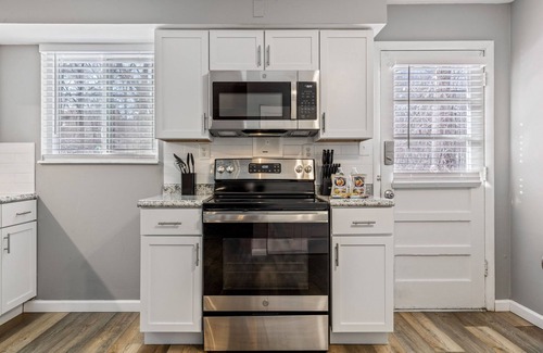 St. Charles House | Saint Charles 2 Bedroom Townhome by StayLage