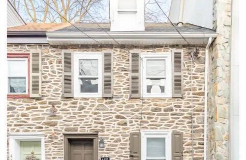 Manayunk Cottage | Saint Davids Cottage: Walk to Train, Main Street in the heart of Manayunk