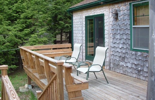 Liberty Cottage | Saint George Lake, Charming Waterfront Cottage