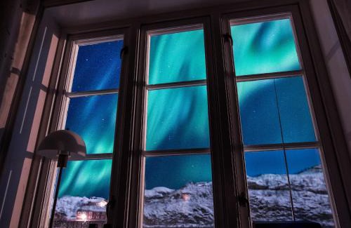 Hamnøya Resort | Sakrisøy Rorbuer