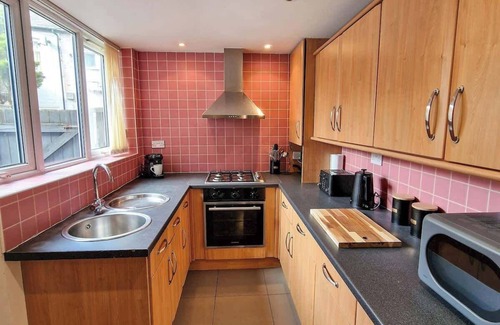 Salford House | Salford Home Sleeps 10 By City SuperHost