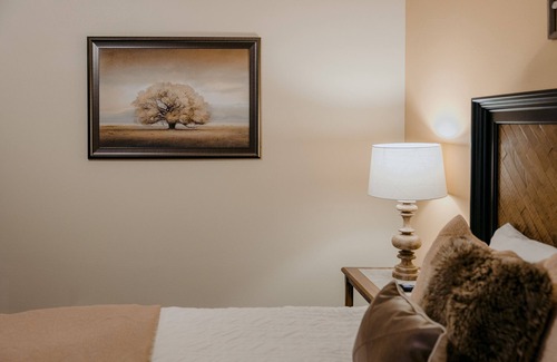 Dripping Springs House | Salir Room - the La Aldea Building - Asante Lodging & Events