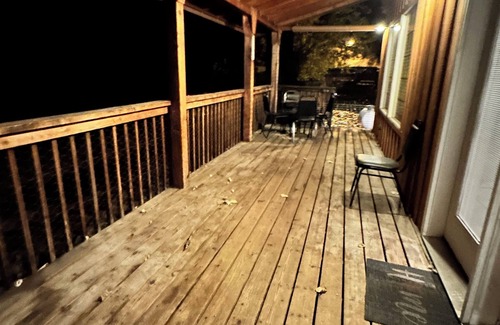 Okanogan House | Salmon Fishing Lrg1-bedroom sleeps 5 WiFi in Malott attached to wagon wheel.