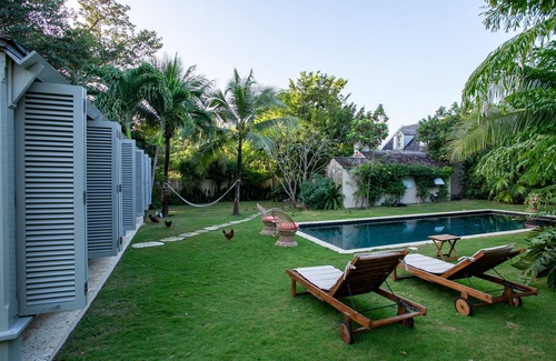 Dunmore Town House | Salt Box: an Enchanting Historical Property with a Pool