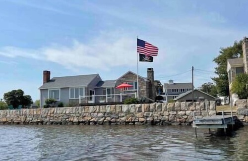 Kenyon House | Salt Pond Sunrise View & 5 min to beach, sleeps 7