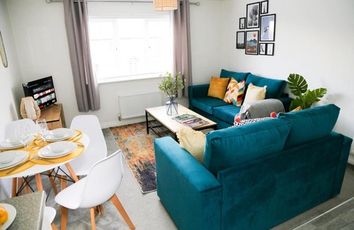 Ashby Woulds House | Saltbox Properties- Modern 2 bed, 2 bath apartment with off street parking, sleeps 6