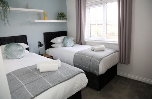 Ashby Woulds House | Saltbox Properties- Modern 2 bed, 2 bath apartment with off street parking, sleeps 6