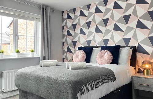 Ashby Woulds House | Saltbox Properties- Modern 2 bed, 2 bath apartment with off street parking, sleeps 6