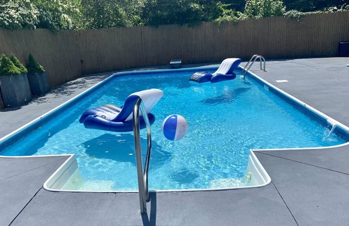 South Kingstown House | Saltwater Pool, Completely Private, 10 minutes to beaches, 15 minutes to Newport