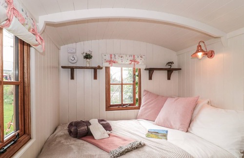 Osmington Mills Cottage | SAMPHIRE AT MIDDLE ACRE, romantic, with hot tub in Ringstead