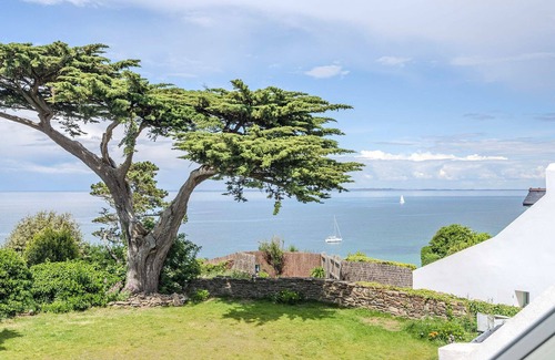 Locmaria Villa | Samzun, close to the beach, garden & sea view