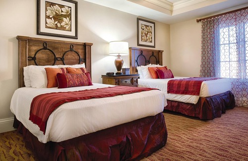Downtown San Antonio Resort | San Antonio, TX: 2BR w/Whirlpool Tub, Free WIFI, Resort Pool, 0.5 Mi. River Walk