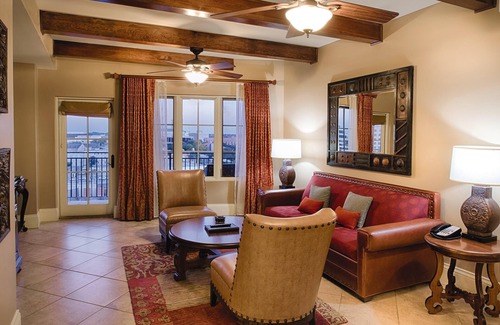 Downtown San Antonio Resort | San Antonio, TX: 2BR w/Whirlpool Tub, Free WIFI, Resort Pool, 0.5 Mi. River Walk