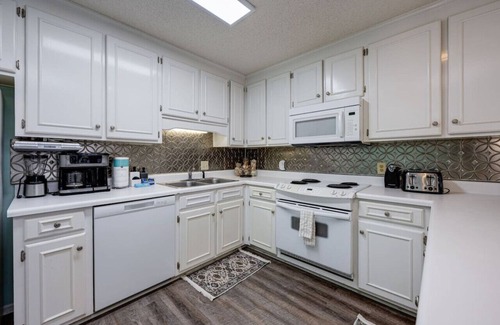 Summer Breeze House | SAN-DEE | Affordable Condo + 5min WALK TO BEACH!