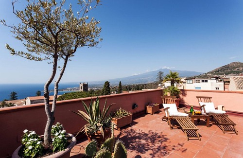 Taormina City Centre House | San Domenico Penthouse, ideal for groups in the center on Taormina with terrace.