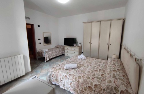 Schifoni House | San Teodoro comfort rooms with private bathroom in the room 1