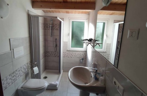 Schifoni House | San Teodoro comfort rooms with private bathroom in the room 1