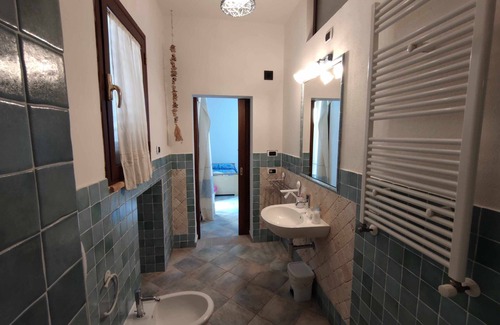 Schifoni House | San Teodoro comfort rooms with private bathroom in the room 2