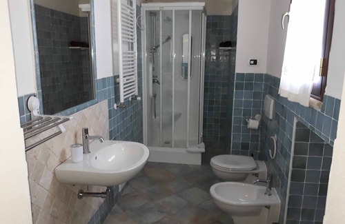Schifoni House | San Teodoro comfort rooms with private bathroom in the room 2