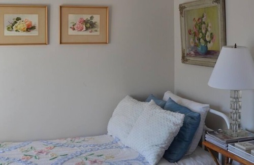 Bracondale Hill House | Sanctuary in the city, quiet neighbourhood, lovely gardens. Steps to transit.