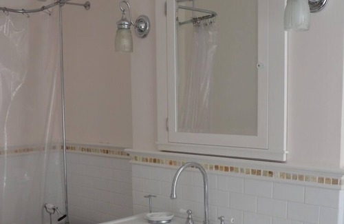 Bracondale Hill House | Sanctuary in the city, quiet neighbourhood, lovely gardens. Steps to transit.