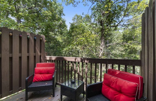 Eureka Springs Cottage | Sanctuary Treehouse with Jacuzzi