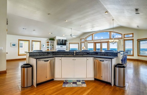 Nags Head House | Sand Pebbles: Oceanfront, Pool, Hot Tub, Rec Room