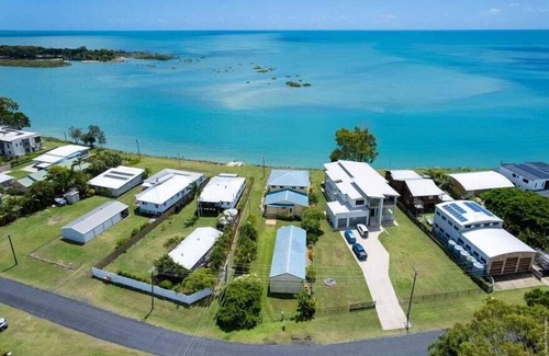 Toogoom House | Sandbar on Moreton -Waterfront - 3 bedrms - 3 baths - Sleeps 6 - WiFi