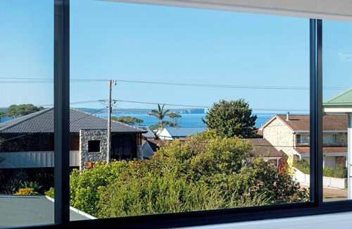Vincentia House | Sanddancers: Space & privacy for group travellers moments to white sandy beaches