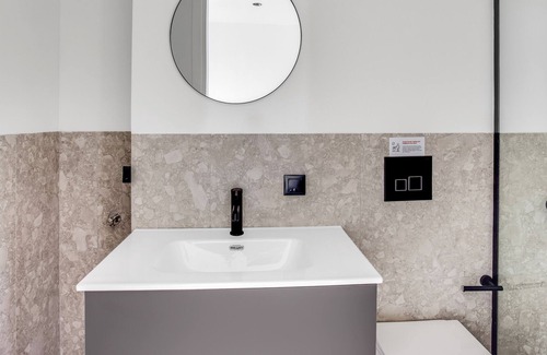 Thessaloniki Apartment | Sanders Arch - Smart 1-Bdr. Apt. w/ Balcony