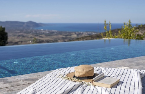 Peristerona Villa | Sanders View - Top 3-Bdr Villa with Infinity Pool