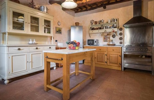 Capannori Villa | Sandra, private pool villa. WiFi and view. Lucca