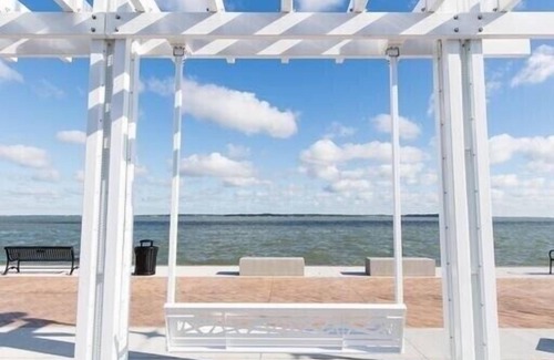Sandusky Condo | Sandusky Bay Waterfront Views For Four!