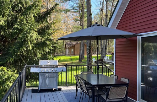 Gladwin Cottage | Sandy Beach Chalet with Fire-pit on the Lake