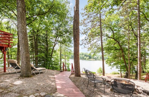 Harrison Cottage | Sandy Beach Lakefront 5BR/2BA Sleeps 15!
