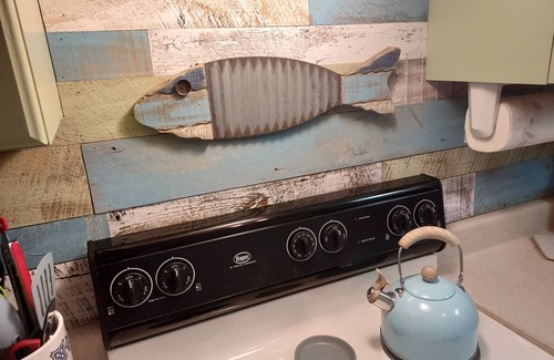 Lexington Cottage | Sandy beach retreat! 500 ft to beach! 3 miles to the quaint village of Lexington