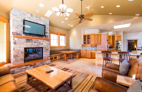 Manson House | Sandy Beach Retreat - Lake Chelan Manson Waterfront home with private boat slip!