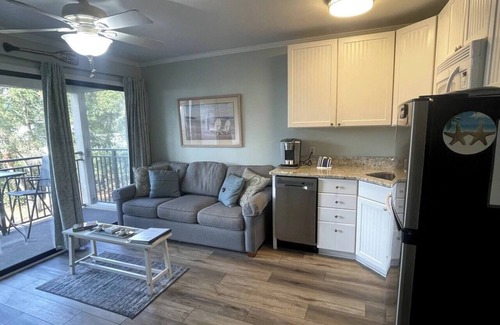 Hilton Head Island Condo | Sandy Feet Retreat-New Shower-Bikes Incl-Oceanview