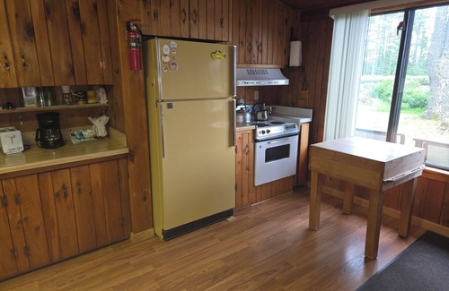 Toivola Cabin | Sandy Lake Retreat Charming 2-bedroom cabin with WiFi, AC steps from the lake!