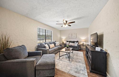 El Lago House | Sandy Private Beach Oasis Close to Kemah Boardwalk & NASA 5 STAR SUPER HOST