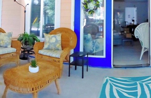 Melrose House | Sandy Toes Bungalow-Historic Melrose, Lake, 2/2, Wifi, firepit, boats, King bed