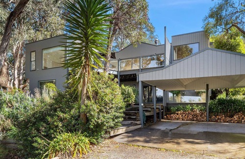 Lorne House | Sandyland - Private Pet Friendly Paradise with WiFi