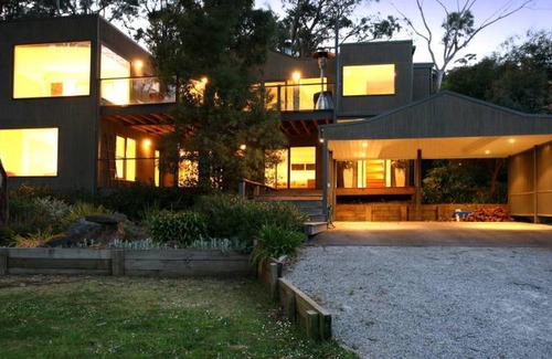 Lorne House | Sandyland - Private Pet Friendly Paradise with WiFi