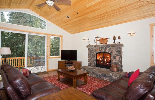 Homewood House | Sans Souci Terrace on the West Shore- 4 BR Cabin, Avail as a Ski Lease, Near Skiing!