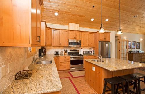 Homewood House | Sans Souci Terrace on the West Shore- 4 BR Cabin, Avail as a Ski Lease, Near Skiing!