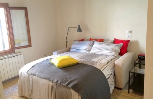 Sant Lucia Apartment | SANTA CATERINA: bright and quiet study by a canal, in Cannaregio district