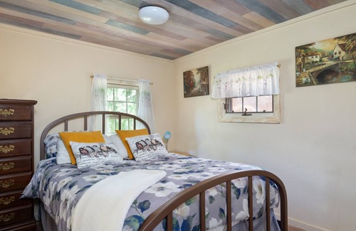 Canoncito House | Santa Fe Getaway | Pet Friendly, Scenic Views!