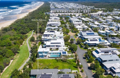 Kingscliff House | Santi House - large beachfront home with ocean views