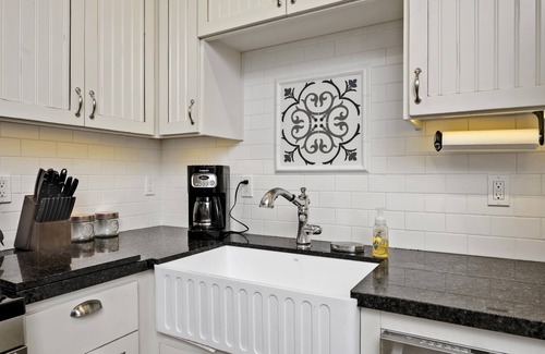 Healdsburg Cottage | Santini Farmhouse | Complimentary tasting at Croix Winery included!