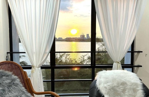 Puchong House | Santorini in Msia 3000sqft TownVilla, rooftop BBQ, sunset lakeview, 5BR, 13pax